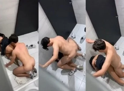 Cặp đang quan hệ đang quan hệ thắm thiết trong WC